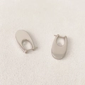 Orecchini a cerchio a U in metallo argentato lucido con design industriale minimalista - Grande / Argento