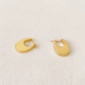 Orecchini placcati oro a forma di U lucidi su sfondo in pietra minimalista - Piccolo / Oro