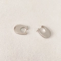 Orecchini a cerchio a U in argento lucido minimalista con un design moderno su base testurizzata - Piccolo / Argento