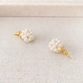 Pendientes de bola de perlas tejidas a mano con acabado dorado y agujas de plata 925 - Pendientes de Bola de Perlas Blanco Crema