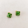 Dettaglio di orecchini a lobo quadrati dorati con smalto verde e trama geometrica - Verde