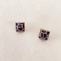 Orecchini a perno geometrici quadrati in smalto blu con bordo dorato e texture - Blu scuro