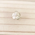 Detail eines silbernen Blumenrings mit matt gebürsteten Blüten und weißer Perlenmitte - US 8 / Silberner Ring