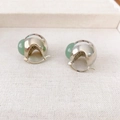 Pendientes en C de plata pulida con ágata verde en hemisferio sobre un fondo texturizado - Verde