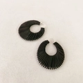 Dettaglio macro di grandi orecchini a cerchio in pelle nera con chiusura in argento - Nero