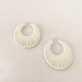 Orecchini a cerchio minimalisti in pelle intrecciata crema con trama a pieghe vintage - Bianco