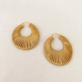 Dettaglio di orecchini a cerchio dorati boho con trama a ventaglio e bordi perlati - Oro