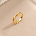 Elegante anillo dorado con textura de espiga de trigo sobre fondo de seda - US 5 / Dorado