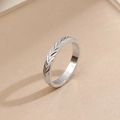 Elegante anillo de plata con textura de espiga de trigo e interior pulido en soporte - US 5 / Color Acero