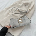 Silberne Metallic-Schultertasche mit Hahnentrittmuster und goldener Schnalle am Gurt - Silber