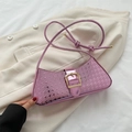 Rosafarbene Houndstooth-Baguette-Tasche mit Metalleffekt und Goldschnalle - Rosenrosa