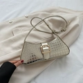 Glänzende champagnergoldene Baguette-Tasche mit Sternenprägung und Metallverschluss - Gold