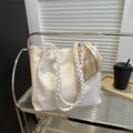 Borsa tote bianca con rilievo pied de poule, spallacci intrecciati e foulard in seta - Bianco
