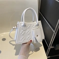 Witte trapezium handtas met klaverpatroon in reliëf en bijpassende kleine portemonnee - Wit
