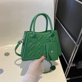 Levendige groene trapezium handtas met klaverreliëf en bijpassend mini-enveloptasje - Groen