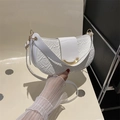 Witte halfronde zadeltas met reliëfpatroon en goudkleurige gespdetails - Wit