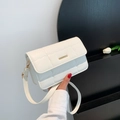 Elegante witte gewatteerde crossbodytas met gouden gesp en modern golfpatroon - Wit