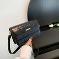 Klassieke zwarte crossbody tas met golfpatroon stiksels en gouden metalen slot - Zwart