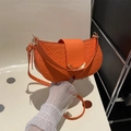 Oranje zadeltas voor dames met 3D-hartreliëf en goudkleurige metalen halve maan sluiting - Oranje