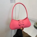Borsa baguette rosa con trama a coccodrillo e fibbia decorativa mostrata in posa casual - rosa acceso