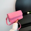 Roze gewatteerde crossbodytas met gouden metalen gesp en stijlvolle afwerking - Roze