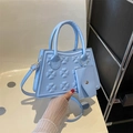 Lichtblauwe trapeziumvormige handtas met klaverreliëf en bijpassende kaarthouder - Blauw