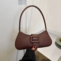 Borsa baguette marrone scuro in ecopelle con trama a coccodrillo e fibbia decorativa - Marrone