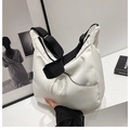 Borsa hobo minimalista bianca in nylon con tracolla nera regolabile e dettaglio fashion - Senza Ciondolo / Bianco