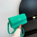 Kleine limoengroene gewatteerde crossbodytas met gouden staafsluiting en modern design - Groen