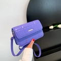 Paarse schoudertas van PU-leer met golvende stiksels en goudkleurige details - Paars