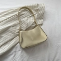Bolso hobo minimalista en oro metálico con base curva y correa para el hombro - Dorado