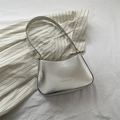 Bolso de hombro plateado metalizado con acabado brillante y letras decorativas - Plateado