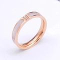Détail d'une bague en or rose avec incrustation de nacre et trois petits diamants - US 5 / Or rose