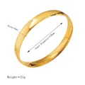 Details des goldenen Titanarmbands mit 8mm Breite, 55mm Innendurchmesser und 21g Gewicht - Innendurchmesser ca. 55mm / Gold