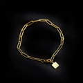 Goldenes Büroklammer-Armband mit poliertem Quadrat-Anhänger auf schwarzer Seide - Gold