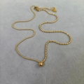 Dettaglio della collana dorata con catena di perle mista e ciondolo a sfera lucida - Stile Perla Rotonda (FX58) / Oro