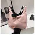 Borsa a mezzaluna in nylon rosa con tracolla nera regolabile e dettaglio alla moda - Senza Ciondolo / Rosa
