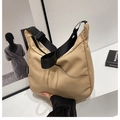 Borsa hobo minimalista in nylon kaki con tracolla nera regolabile e dettaglio moda - Senza Ciondolo / Cachi