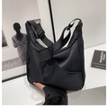 Borsa a tracolla a mezzaluna nera minimalista con ampia tracolla regolabile e tag - Senza Ciondolo / Nero