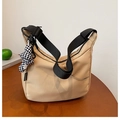 Sac fourre-tout kaki minimaliste avec bandoulière noire et breloque ours damier - Pendentif à damier / Kaki