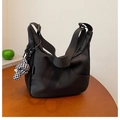 Sac demi-lune noir avec large bandoulière et breloque en damier sur bois - Pendentif à damier / Noir