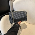 Bolso bandolera retro con cadena dorada y estampado geométrico azul en cuero negro - Negro