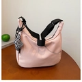Sac bandoulière en nylon rose en forme de demi-lune avec bandoulière noire et charm - Pendentif à damier / Rose
