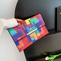 Bunte Umschlag-Clutch mit geometrischem Pixelmuster und goldenem Metallverschluss - bunt