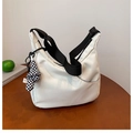Sac fourre-tout demi-lune blanc minimaliste avec bandoulière noire et breloque damier - Pendentif à damier / Blanc