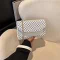 Bolso pequeño vintage con estampado geométrico en blanco y negro y cadena dorada - Blanco