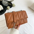 Braune gesteppte Kettenschultertasche mit geometrischem Muster und Silberring - Braun