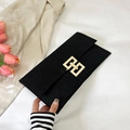 Modische schwarze Umschlag-Clutch mit Krokodil-Prägung und goldener Metallschnalle - Schwarz