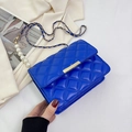 Sac bandoulière bleu roi matelassé avec chaîne en perles et fermoir doré élégant - Bleu foncé