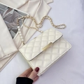 Beige Stepptasche mit Perlenkette und goldenem Verschluss für Damen - Gebrochenes Weiß
